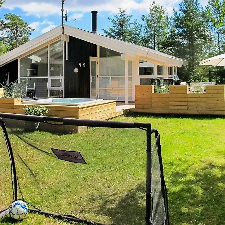 Four Bedroom Holiday In 11 Hébergement de vacances Hals