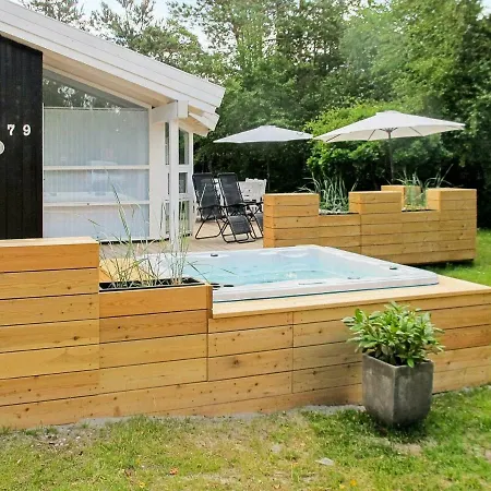 Four Bedroom Holiday In 11 *