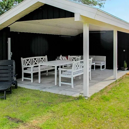 Four Bedroom Holiday In 11 Hals